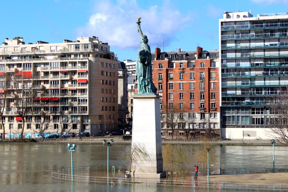 Statue Liberté Île Cygnes Paris 4