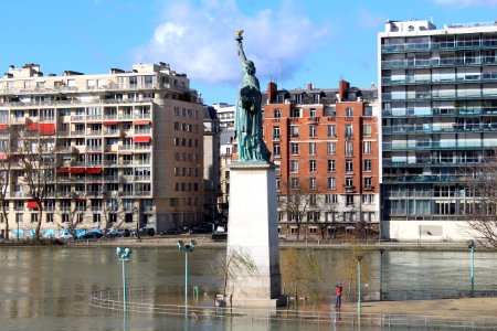 Statue Liberté Île Cygnes Paris 4