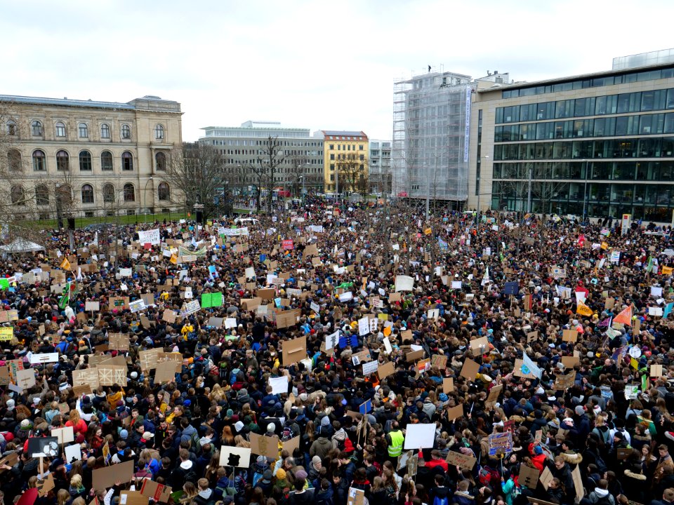 Start of the FridaysForFuture demonstration Berlin 15-03-2019 view from top 13