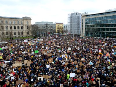 Start of the FridaysForFuture demonstration Berlin 15-03-2019 view from top 13