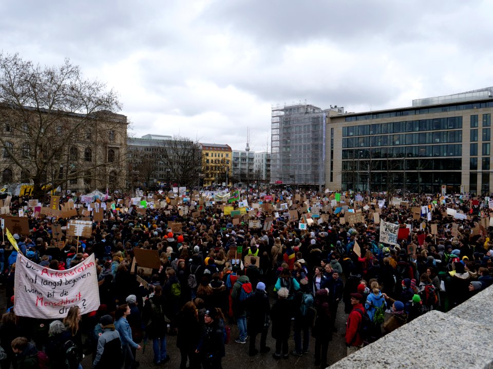 Start of the FridaysForFuture demonstration Berlin 15-03-2019 view from top 01