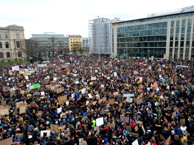 Start of the FridaysForFuture demonstration Berlin 15-03-2019 view from top 11