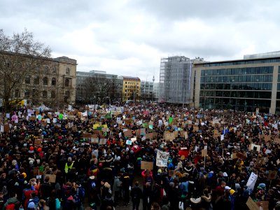 Start of the FridaysForFuture demonstration Berlin 15-03-2019 view from top 02