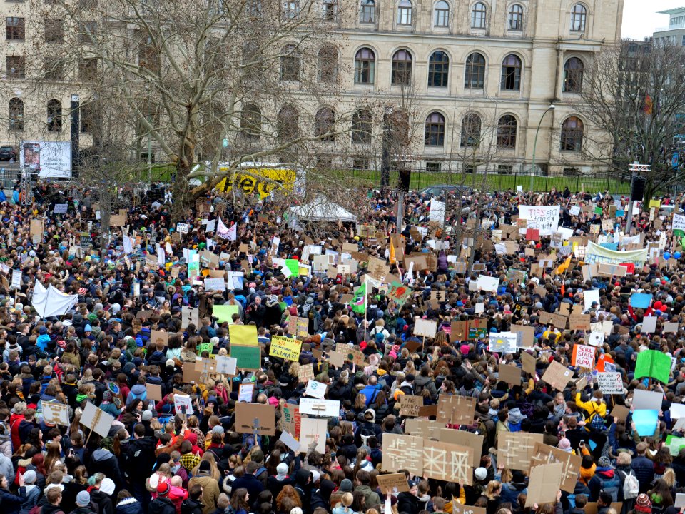 Start of the FridaysForFuture demonstration Berlin 15-03-2019 view from top 21