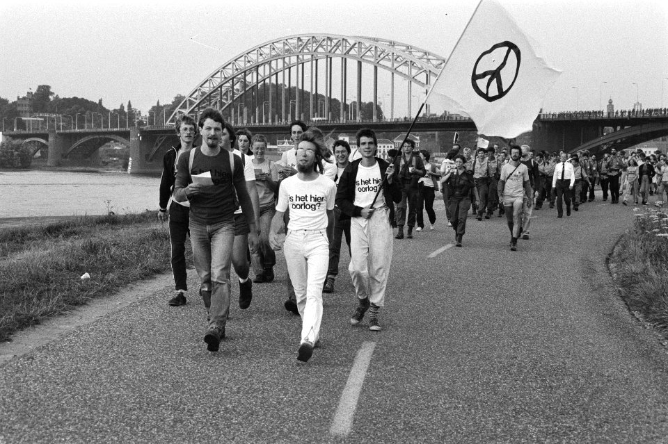 Start wandelvierdaagse van Nijmegen actiegroep Is het hier oorlog, Bestanddeelnr 932-2524