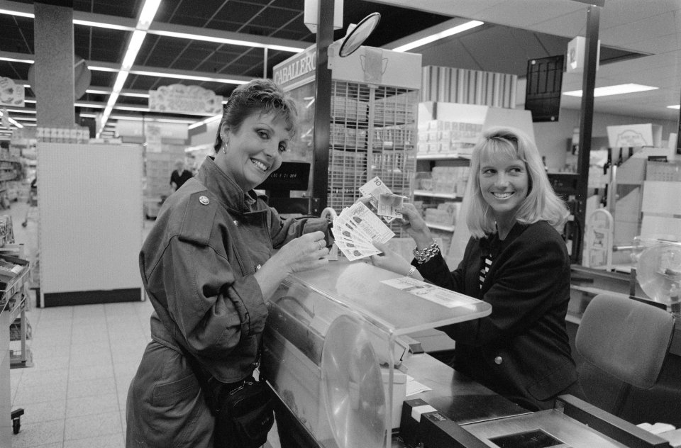 Start Dierenbingo in Bussum ten bate van de dierenbescherming Carry Tefsen (l) , Bestanddeelnr 934-4626