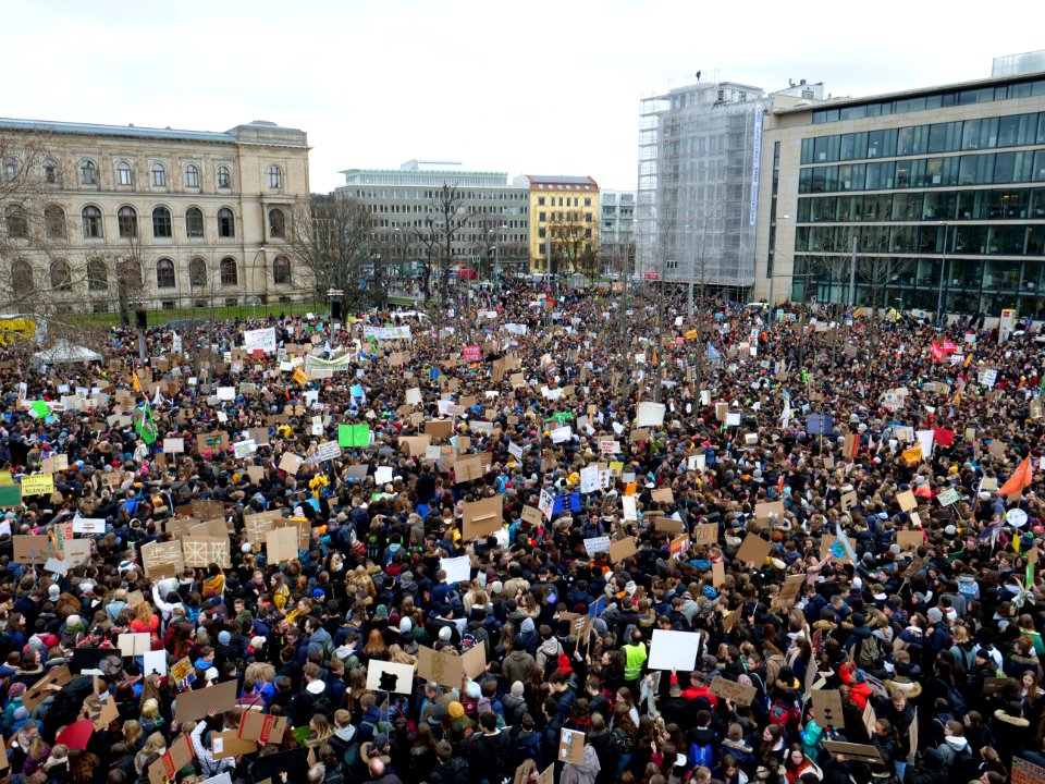 Start of the FridaysForFuture demonstration Berlin 15-03-2019 view from top 14