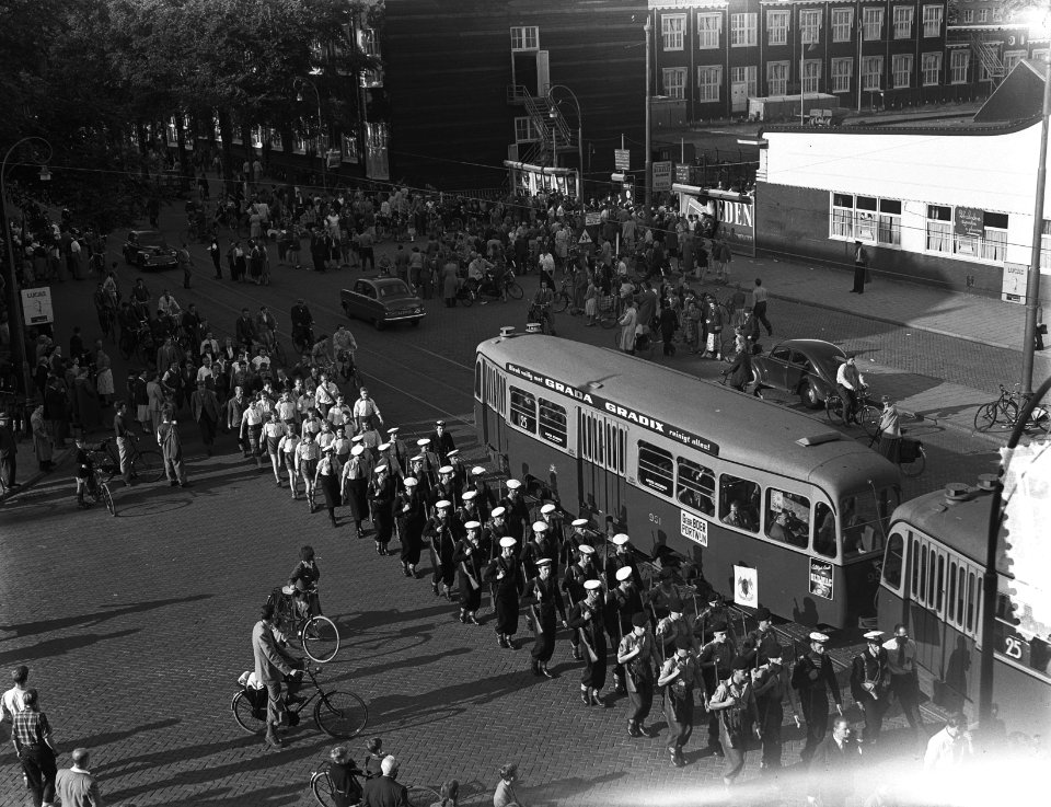 Start Avondvierdaagse bij RAI gebouw te Amsterdam, Bestanddeelnr 905-7865