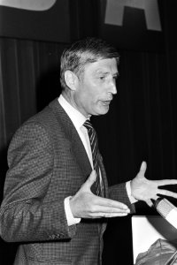 Start CDA-verkiezingscampagne in Tiel (opdr. CDA) Van Agt aan het woord, Bestanddeelnr 932-2887