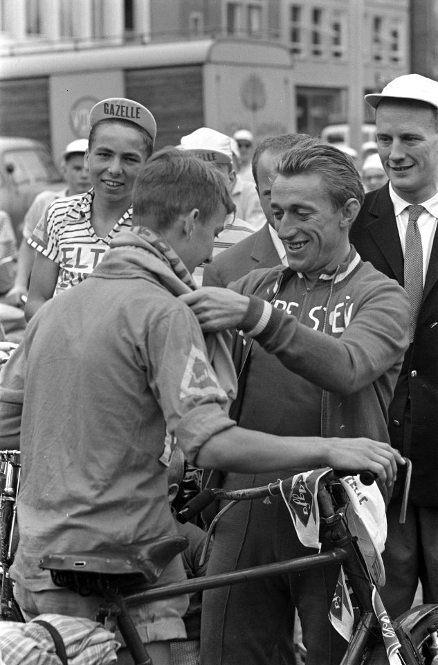 Start van de Tour der Verenigde Naties in Arnhem Wout Wagtmans helpt Joop van L, Bestanddeelnr 910-5533