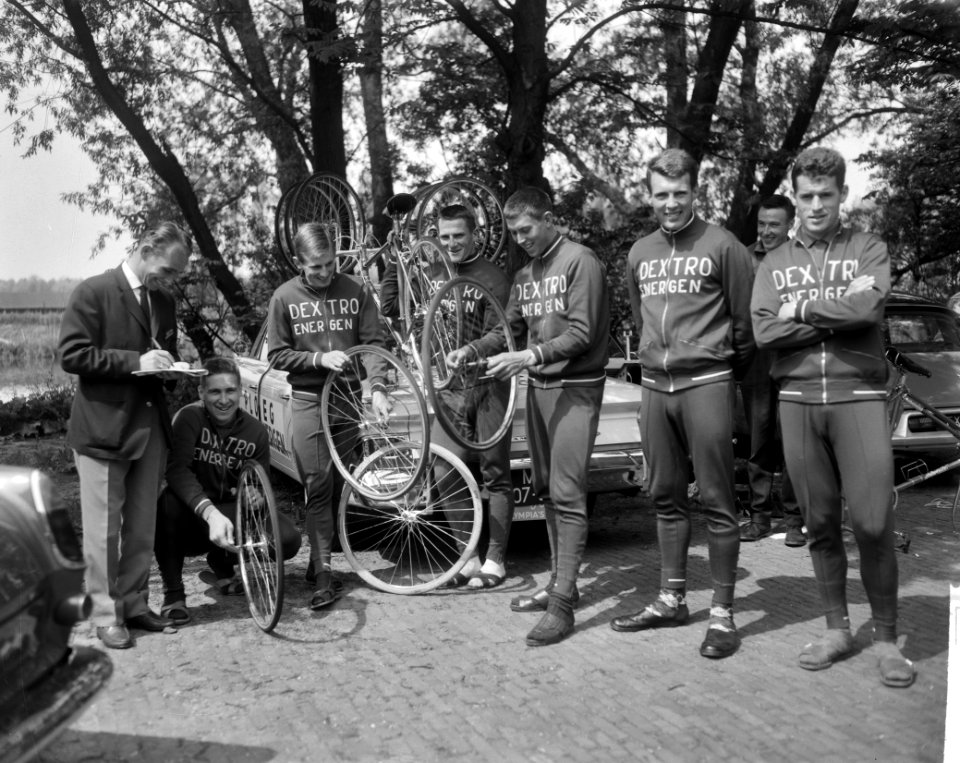 Start 13e Olympiatoer door Nederland, de verschillende ploegen die mee rijden, Bestanddeelnr 916-4601