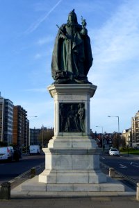 Statue of Queen Victoria, Grand Avenue, Hove (NHLE Code 1187555) (April 2013)