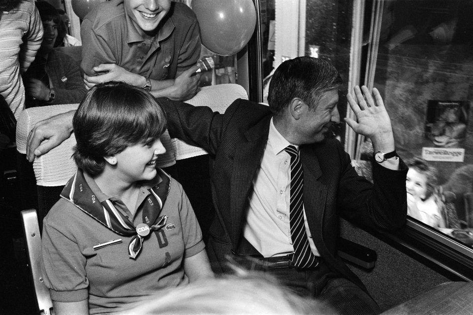 Start CDA-verkiezingscampagne in Tiel (opdr. CDA) Van Agt in de bus tijdens ron, Bestanddeelnr 932-2888