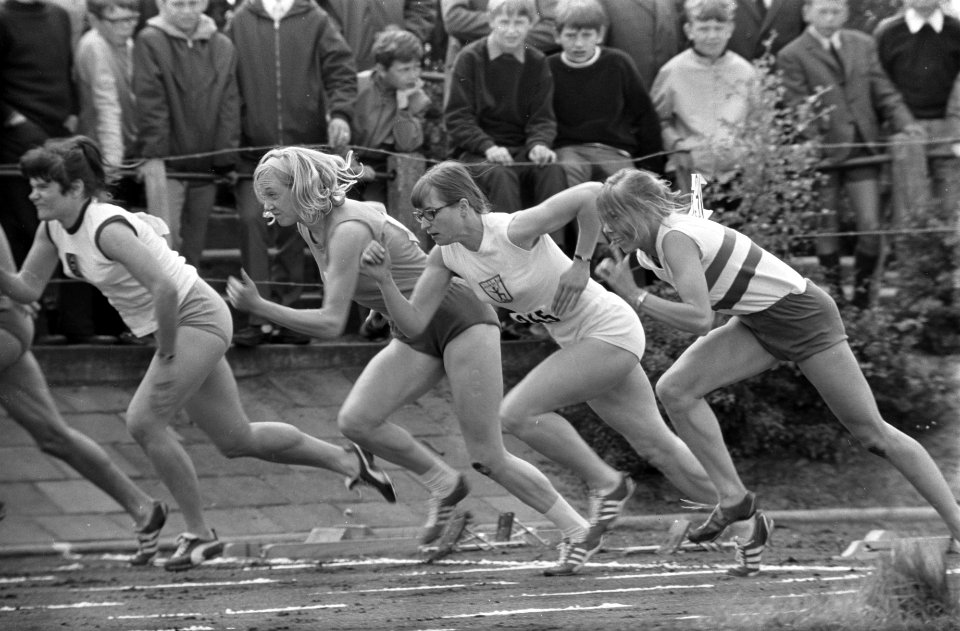Start 100m dames. Lidy Makkinje-Vonk, Corrie Bakker, Wilma van der Berg, C. Civa, Bestanddeelnr 921-3633