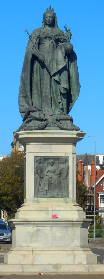 Statue of Queen Victoria, Grand Avenue, Hove (NHLE Code 1187555) (September 2018) (2)