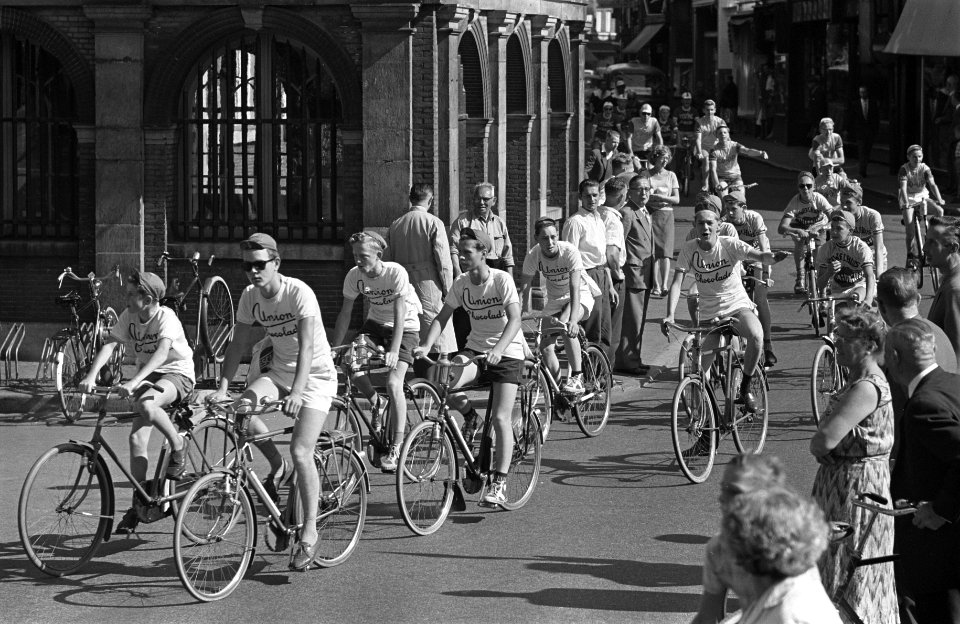 Start muggenronde te Haarlem, peloton passeert Grote Markt , Bestanddeelnr 910-5393