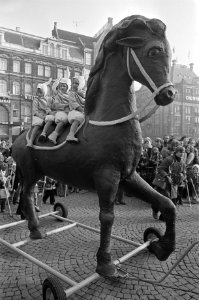Start kinderpostzegelaktie op Dam in Amsterdam Het Pos Beijaart met de vier h, Bestanddeelnr 928-2649