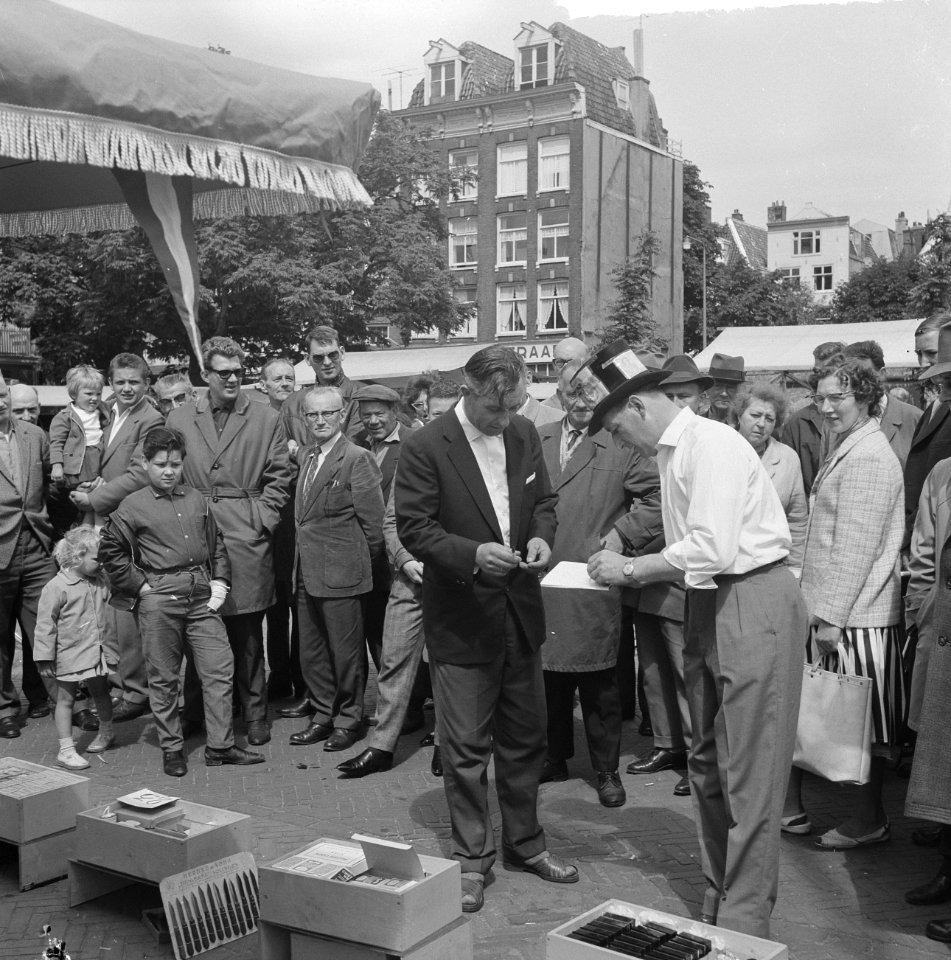 Standwerker Schoen in aktie op het Amstelveld Bevrijdingsmarkt in Amsterdam Ov, Bestanddeelnr 915-2934