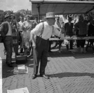 Standwerker Sjef Kerkholfs in actie op Amstelveld, Bestanddeelnr 911-4889