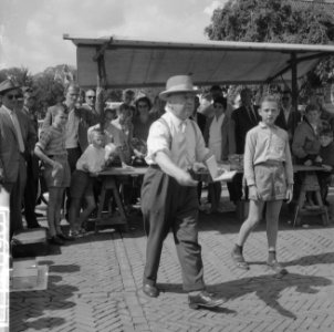 Standwerker Sjef Kerkholfs in actie op Amstelveld, Bestanddeelnr 911-4890