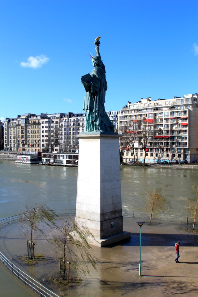 Statue Liberté Île Cygnes Paris 8