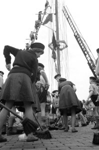 Start Heitje voor een Karweitje te Hilversum Overzicht van het schoonmaakkarw, Bestanddeelnr 912-3067
