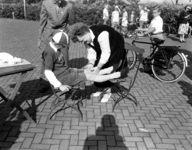 Start muggenronde te Haarlem (stadshuis Grote Markt ). 14 Jarige Frans Sternhuis, Bestanddeelnr 908-8391