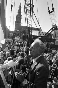 Start nieuwbouw in Amsterdamse Nieuwmarkt-buurt, opdracht Gemeentelijke Voorlich, Bestanddeelnr 928-7443