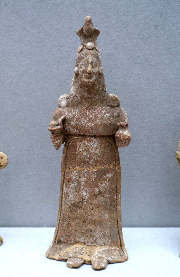 Standing goddes with crown (polos), holding a pomegranate and blossom, Boetia, c. 500 BC, HA 1605 - Martin von Wagner Museum - Würzburg, Germany - DSC05704
