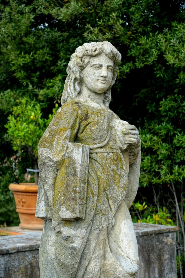 Statue near Fontana della Rometta - Villa d'Este - Tivoli, Italy - DSC04007
