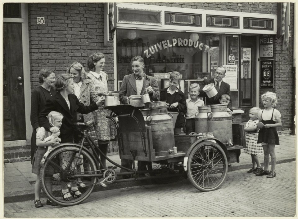 Standplaats tijdens een vakantie regeling bij de melkhandel van P.J. Willemse in de Cremersstraat 95, NL-HlmNHA 54004701