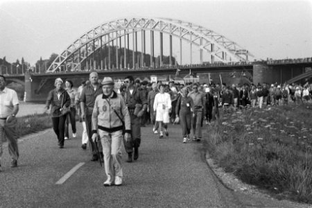 Start wandelvierdaagse van Nijmegen (brug over de Waal), Bestanddeelnr 932-2523