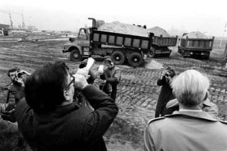 Startsein door Burgemeester Gruyters van Lelystad voor bouw stationsviaduct, ond, Bestanddeelnr 931-4719
