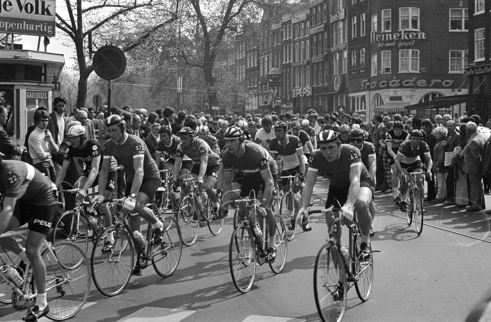 Start van de wielerronde op het Rembrandtsplein te Amsterdam, Bestanddeelnr 924-5279