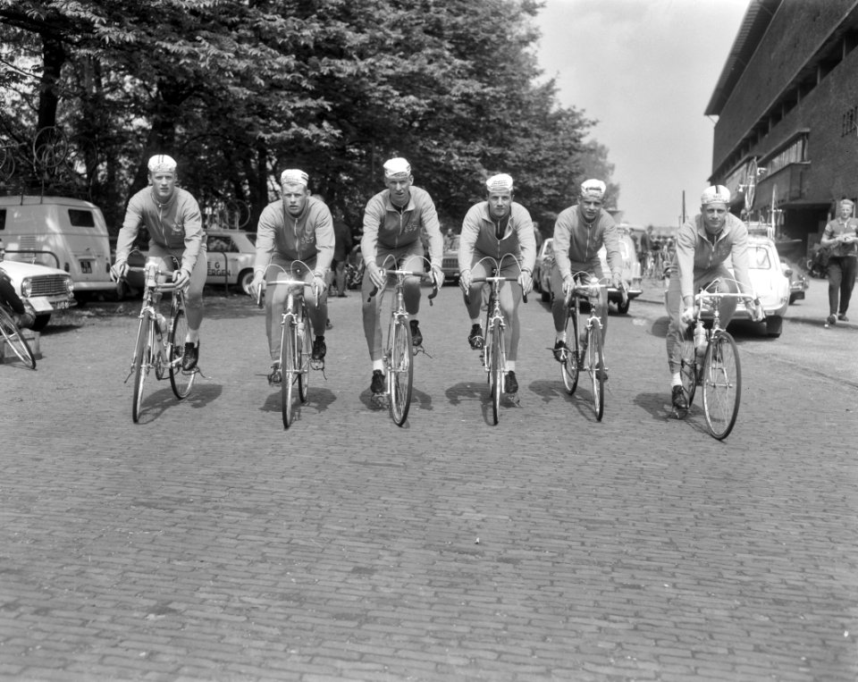 Start 13e Olympiatoer door Nederland, de verschillende ploegen die mee rijden, Bestanddeelnr 916-4600