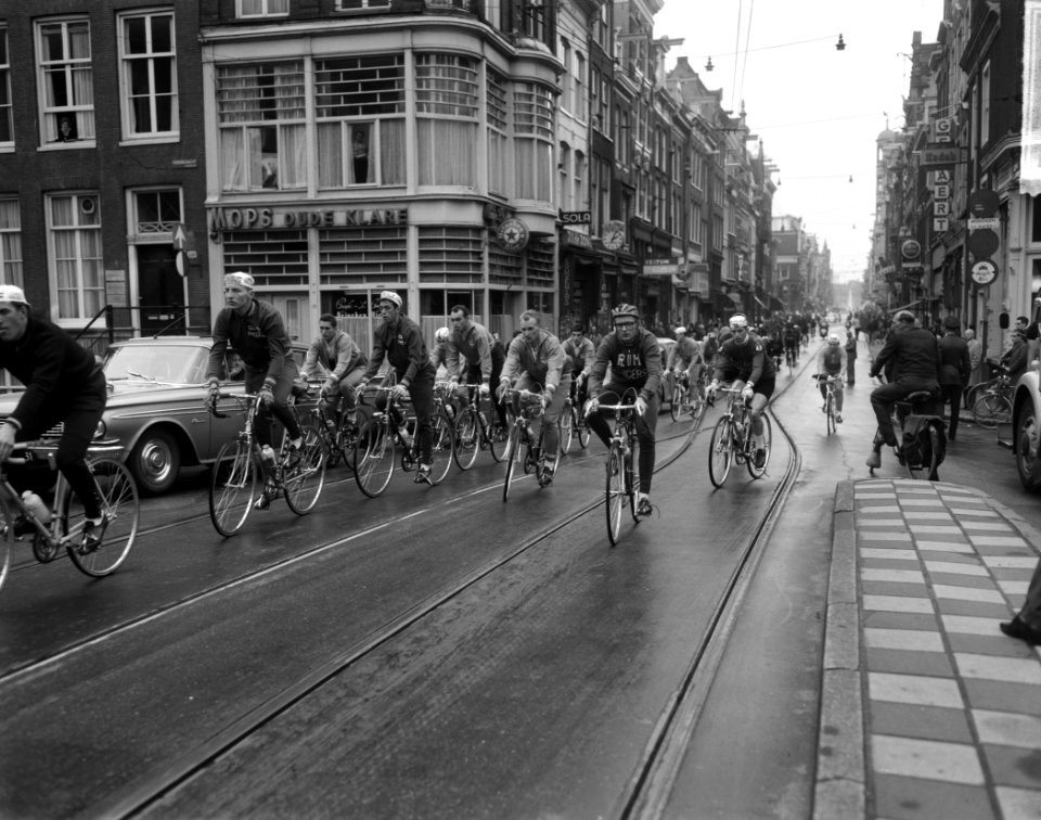 Start 13e Olympiatoer door Nederland, op Rembrandtplein, Bestanddeelnr 916-4594
