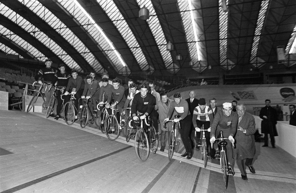 Start voor training Zesdaagse in RAI. Kurt Vyth duwt Gerben Karstens (rechts), Bestanddeelnr 920-9025