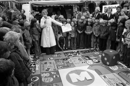 Start van de actie Melk moet terug naar school op het Binnenhof. Een levend me, Bestanddeelnr 928-5744