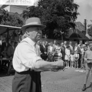 Standwerker Sjef Kerkholfs in actie op Amstelveld, Bestanddeelnr 911-4888