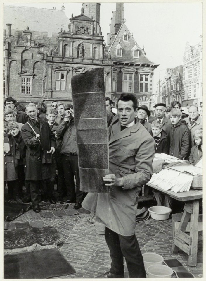 Standwerker op de weekmarkt. NL-HlmNHA 54003090