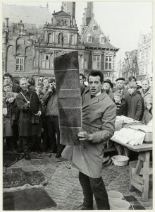 Standwerker op de weekmarkt. NL-HlmNHA 54003090