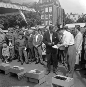 Standwerker Schoen in aktie op het Amstelveld Bevrijdingsmarkt in Amsterdam Ov, Bestanddeelnr 915-2935