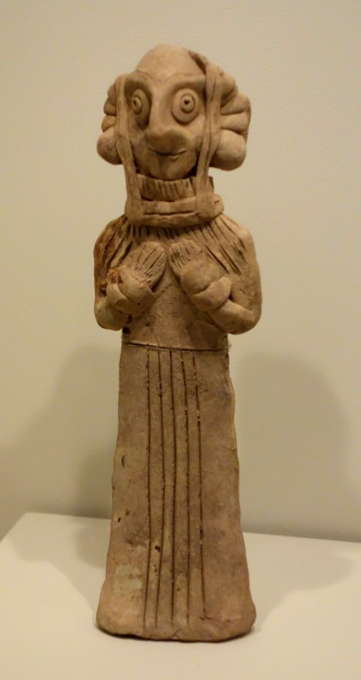 Standing female votary, Syria, Upper Euphrates Region, late 3rd or early 2nd millenium BC, terracotta, slip painted - Cincinnati Art Museum - DSC03981