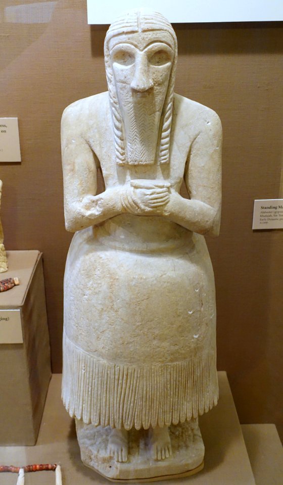 Standing male worshipper, Khafajah, Sin Temple IX, Early Dynastic period, 2650-2550 BC, alabaster - Oriental Institute Museum, University of Chicago - DSC07350