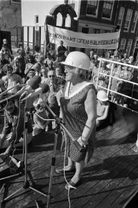 Start nieuwbouw Amsterdamse Nieuwmarkt-buurt Gemeentelijke Voorlichting , mevrou, Bestanddeelnr 928-7438