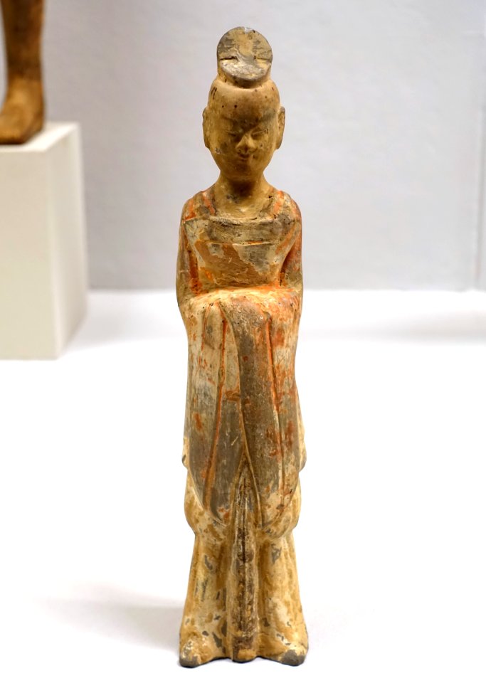 Standing dignitary, China, Sui dynasty, 581-618 AD, ceramic - Linden-Museum - Stuttgart, Germany - DSC03582