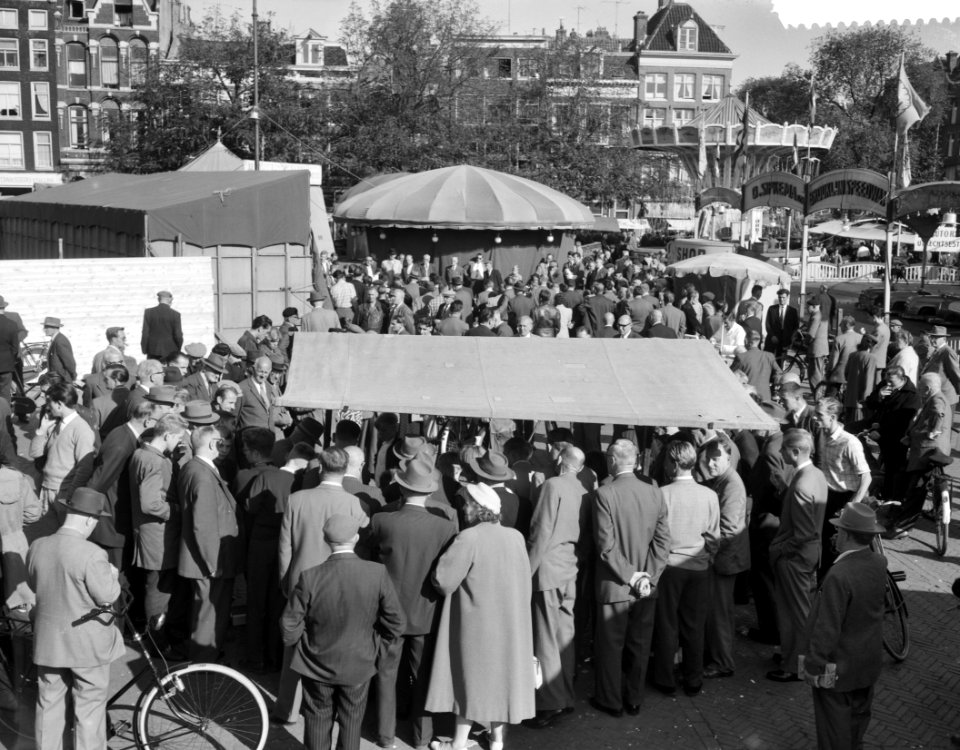 Standwerkers in de verdrukking door de kermis op het Amstelveld, Bestanddeelnr 910-7068