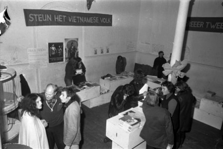 Stands met lectuur voor hulp aan Z-Vietnamees bevrijdingsfront in Paradiso, Amst, Bestanddeelnr 923-2302