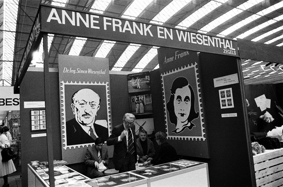 Stands met herdenkingszegels van Anne Frank en Simon Wiesenthal, Bestanddeelnr 930-2227