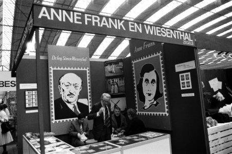 Stands met herdenkingszegels van Anne Frank en Simon Wiesenthal, Bestanddeelnr 930-2227